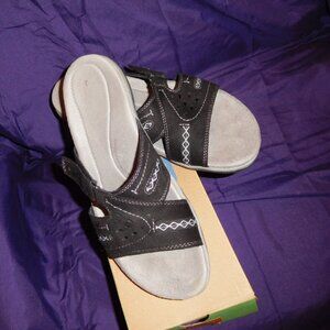 10M JBU JAMBU SISSEY BLACK VEGAN SLIDE SPRING 2024